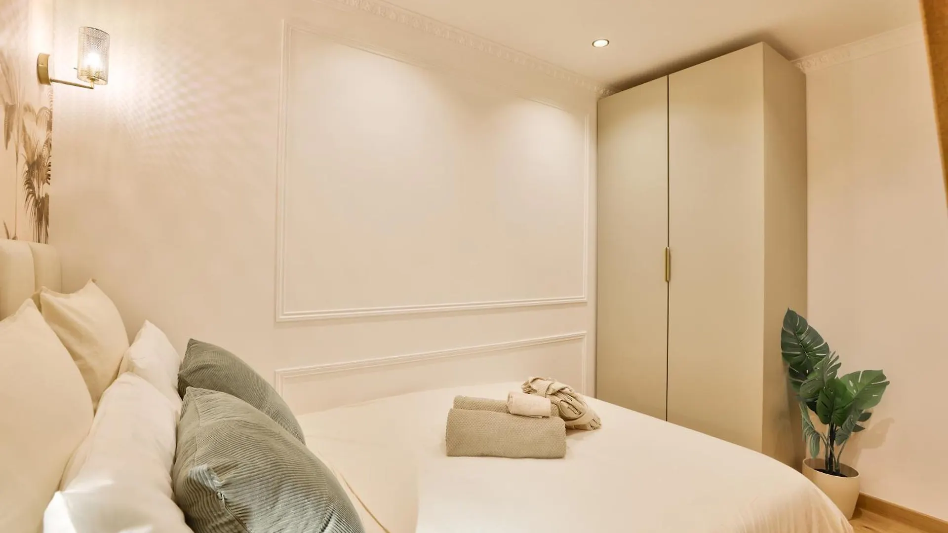 New! Le Venitien, Parisian Getaway, Sacre-Coeur Apartment 0*, Paris